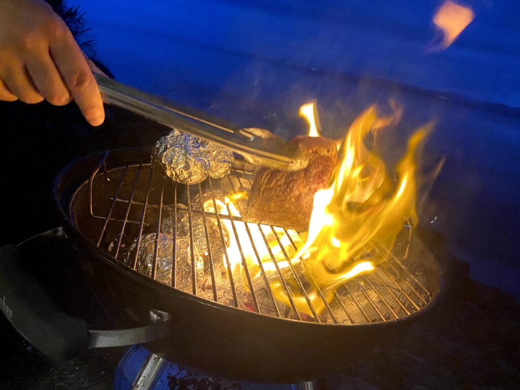 豊田市で出張シェフBBQプランで塊の牛肉を焼くひとコマ
